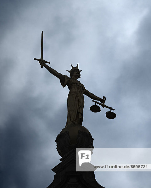 'Statue der Justitia vor dunklem Himmel  ''Old Bailey'' oder Zentraler Strafgerichtshof  London  England  Großbritannien'