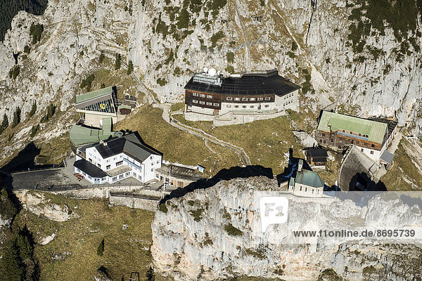 Luftaufnahme  Wendelsteinhaus  Kapelle und Zahnradbahnstation unterhalb des Gipfels  Wendelstein  Mangfallgebirge  Oberbayern  Bayern  Deutschland
