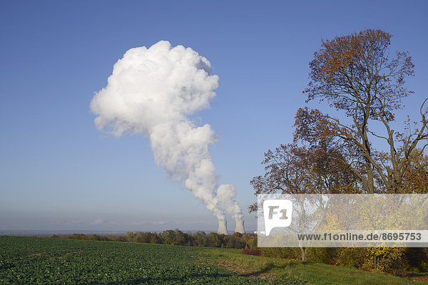 Pilzförmige Wolke über den Kühltürmen vom Kernkraftwerk Gundremmingen  Bayern  Deutschland