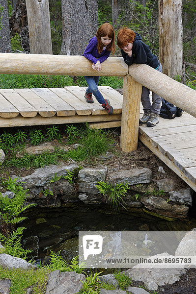 Zwei Kinder an der Quelle der Warmen Moldau im Nationalpark ?umava  bei Aussergefild oder Kvilda  Region Jiho?eský kraj  Südböhmen  Böhmen  Tschechien