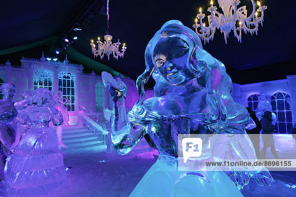 Weibliche Eisfigur vor einem Märchenschloss aus Eis  Eisskulpturenfestival  Brügge  Westflandern  Belgien