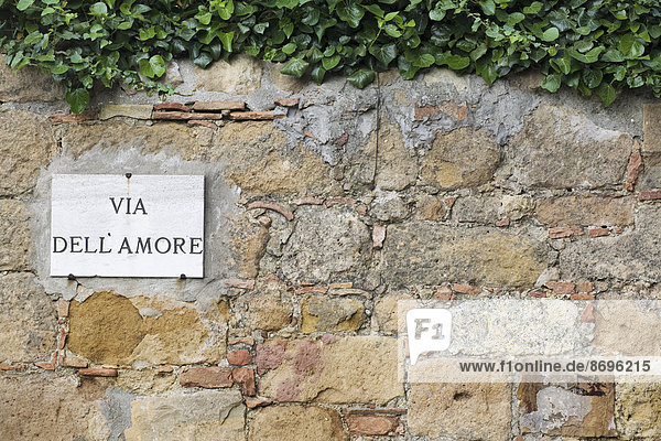 'Straßenschild ''Via dell'amore''  Pienza  Val d'Orcia  Provinz Siena  Toskana  Italien'