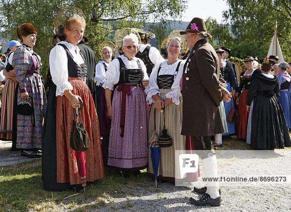 Trachtengruppe aus dem Allgäu  Alt-Schlierseer-Kirchtag  Schliersee  Oberbayern  Bayern  Deutschland