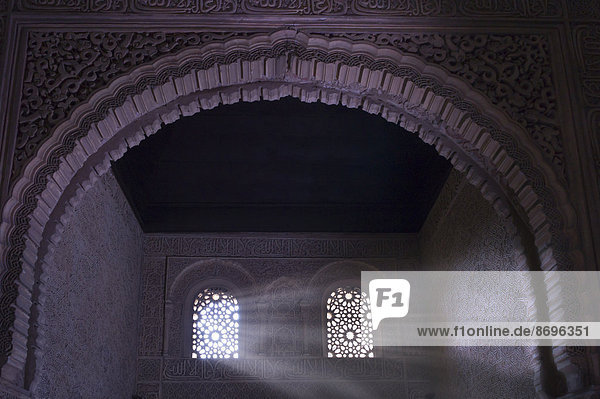 Torbogen mit Ornamenten  Sala de las dos Hermanas  Alhambra  UNESCO Weltkulturerbe  Granada  Andalusien  Spanien