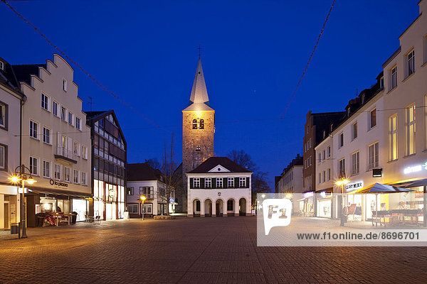 Das alte Rathaus mit der St. Agatha Kirche in der Dämmerung  Dorsten  Ruhrgebiet  Nordrhein-Westfalen  Deutschland