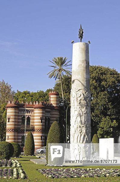 Glorieta de los Marineros  Siegessäule  hinten die Touristeninformation  Sevilla  Andalusien  Spanien