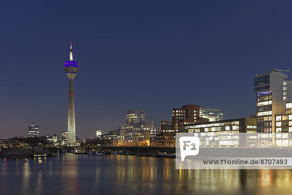 Skyline Medienhafen mit Rheinturm  blaue Stunde  Düsseldorf  Nordrhein-Westfalen  Deutschland