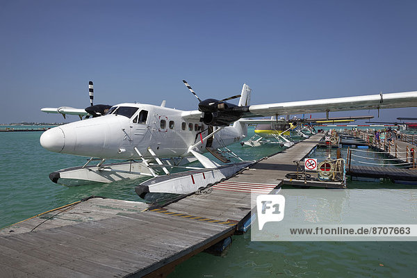 Wasserflugzeuge  De Havilland Canada DHC-6 300 Twin Otter  festgemacht an Ponton  Malé International Airport  Hulhulé  Malediven
