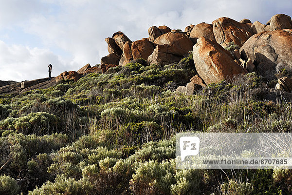 Frau mit Ausblick auf Landschaft aus Granitsteinformationen  Augusta  Western Australia