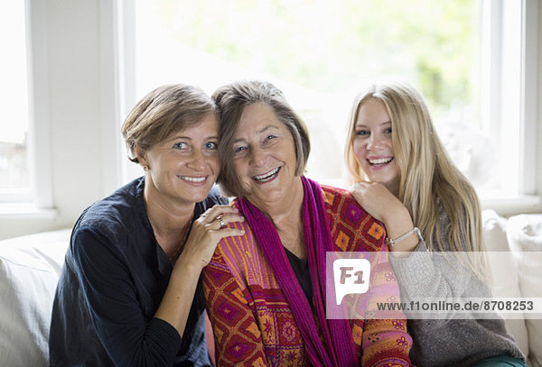 Portrait von glücklichen Drei-Generationen-Weibchen im Wohnzimmer