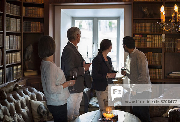 Geschäftsleute mit Weingläsern blicken in die Lobby des Restaurants