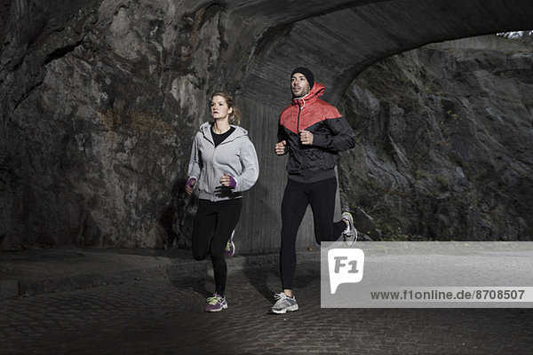 Sportliches Paarjogging im Tunnel