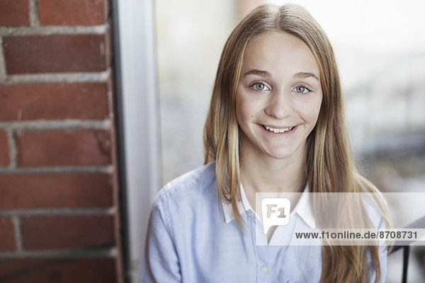 Porträt eines glücklichen Highschool-Mädchens