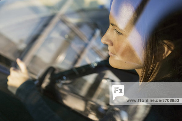 Blick auf die Geschäftsfrau beim Autofahren durchs Fenster