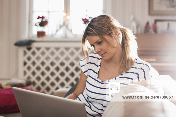 Frau mit Laptop zu Hause