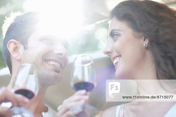 Junges Paar genießt Weinprobe im Weinberg