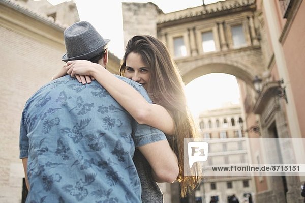 Romantisches junges Paar umarmt sich  Valencia  Spanien