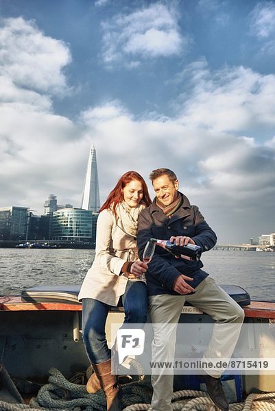 Romantisches Paar auf der Themse mit rosa Champagner  London  UK