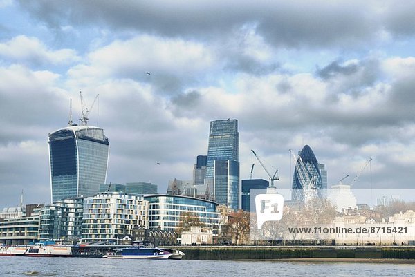 Blick auf den Turm von London  die Gherkin und die Themse  London  UK