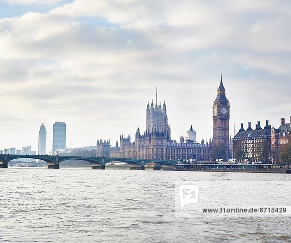 Blick auf die Häuser des Parlaments und Westminster Bridge  London  UK