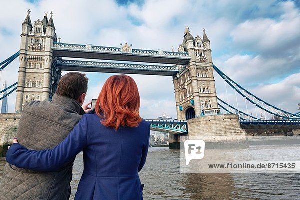 Reife Touristenpaare fotografieren Tower Bridge,  London,  UK