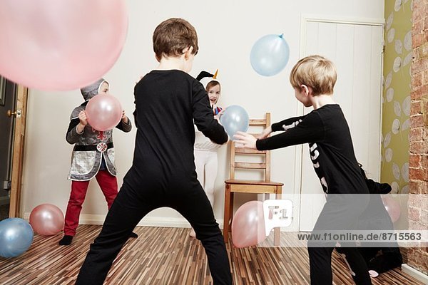 Kinder spielen mit Luftballons auf der Geburtstagsfeier