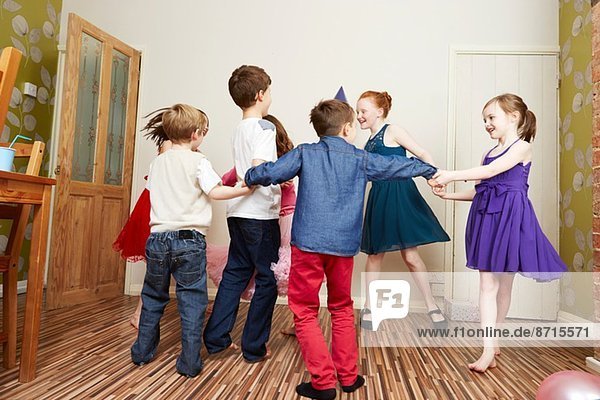 Kinder tanzen auf der Geburtstagsfeier