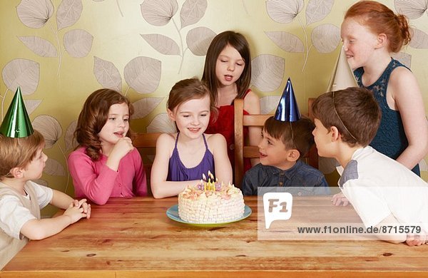 Kinder bei Geburtstagsfeier  Mädchen mit Kuchen
