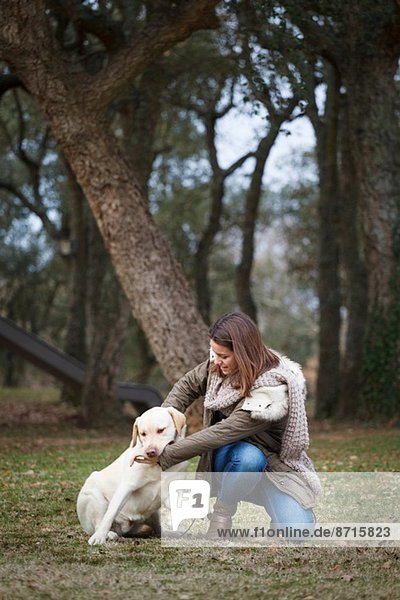 Junge Frau und Hund im Wald