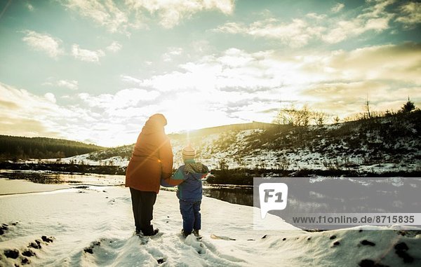 Großmutter und junger Enkel genießen ländliche Winterlandschaft