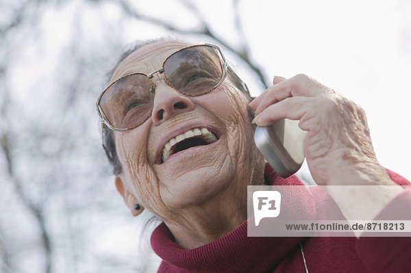 Porträt einer älteren Frau am Telefon