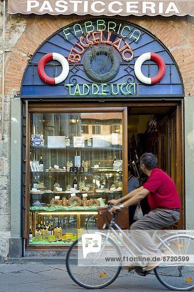 Cafe  Laden  Französisches Kleingebäck  Patisserie  Platz  Italien  Lucca