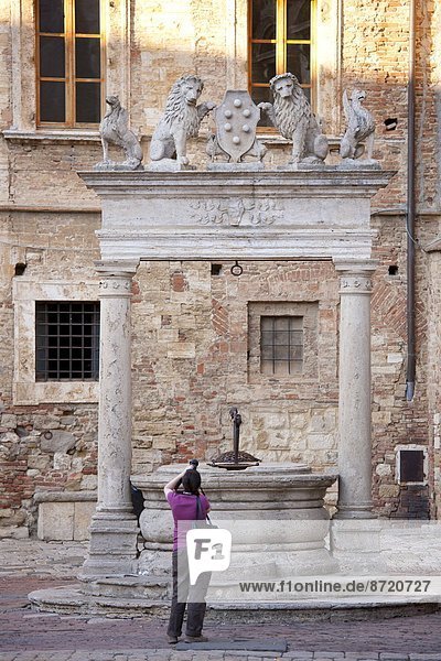 Fotografie  Tourist  Ziehbrunnen  Brunnen  Platz  Palast  Schloß  Schlösser  Italien  Montepulciano  Toskana
