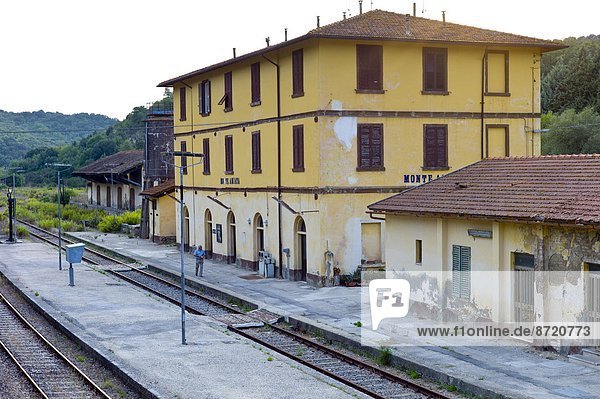 Zug  Italien  Haltestelle  Haltepunkt  Station  Toskana