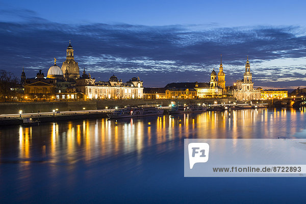 Stadtansicht bei Nacht mit Frauenkirche  Hofkirche und Residenzschloss  Elbe  Altstadt  Dresden  Sachsen  Deutschland