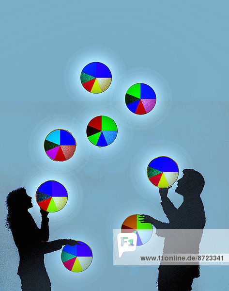 Geschäftsmann und Geschäftsfrau jonglieren mit Kreisdiagrammen