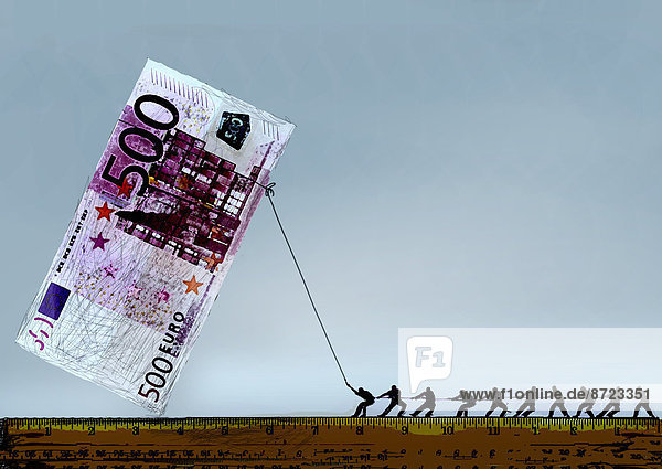 Eine Reihe von Männern zieht mit einem Seil an einem großen 500-Euro-Schein