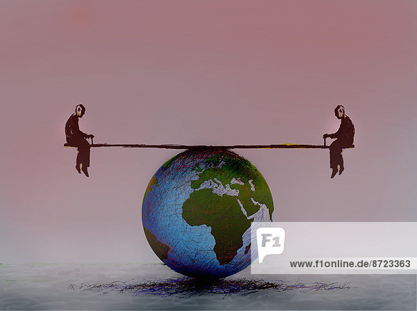 Männer balancieren auf einer Wippe auf einem Globus