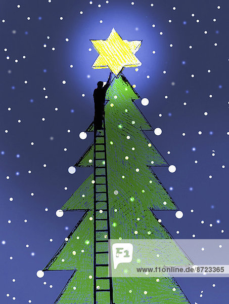 Mann auf einer Leiter platziert einen leuchtenden Stern auf einem großen Weihnachtsbaum
