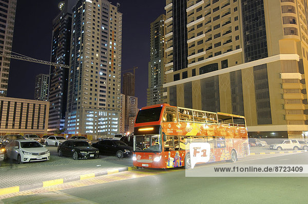 Roter Doppeldecker-Bus bei Nacht  Schardscha  Emirat Schardscha  Vereinigte Arabische Emirate