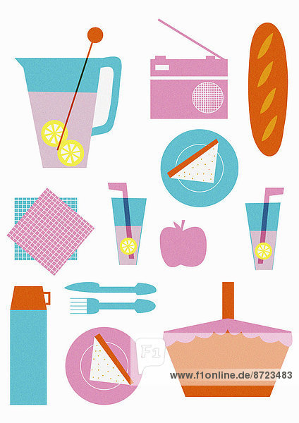 Arrangement von einem Picknickkorb,  Lebensmitteln und Picknickzubehör