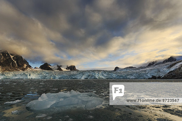 Eisberg vor einem Gletscher  Vasa-Stortinden  Spitzbergen  Spitzbergen Archipel  Norwegen