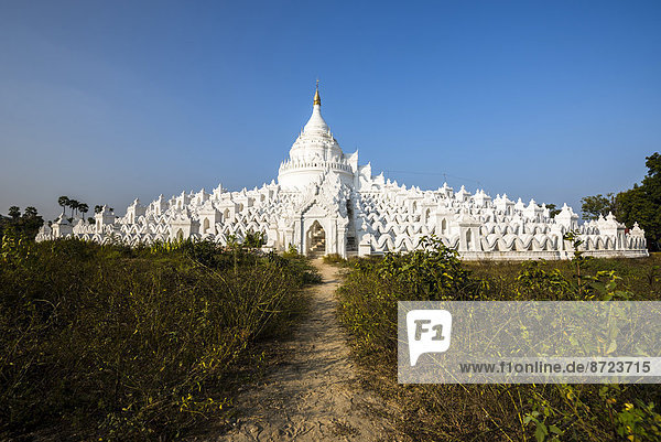 Weiße buddhistische Hsinbyume-Pagode  auch Myatheindaw-Pagode  Mingun  Sagaing-Division  Myanmar