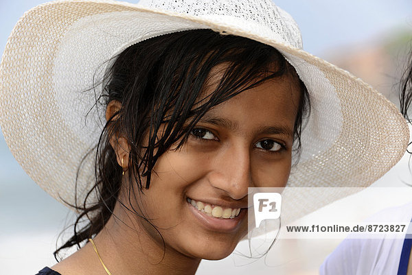 Portrait  junge Inderin mit Hut  Kerala  Südindien  Indien