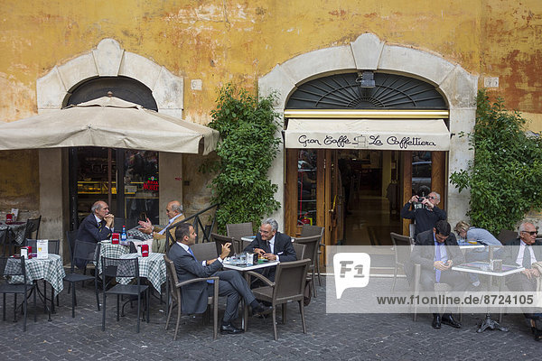 Cafe gegenüber der Börse  Rom  Latium  Italien