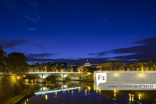 Ausblick von der Ponte Sant'Angelo über den Tiber zum Petersdom  Rom  Latium  Italien