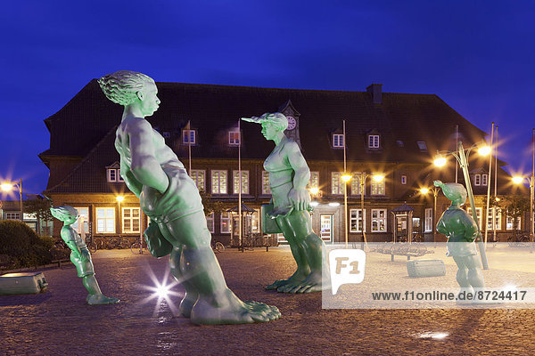 '''Reisende Riesen im Wind''  Skulpturen am Bahnhof Westerland  Sylt  Nordfriesland  Schleswig-Holstein  Deutschland'