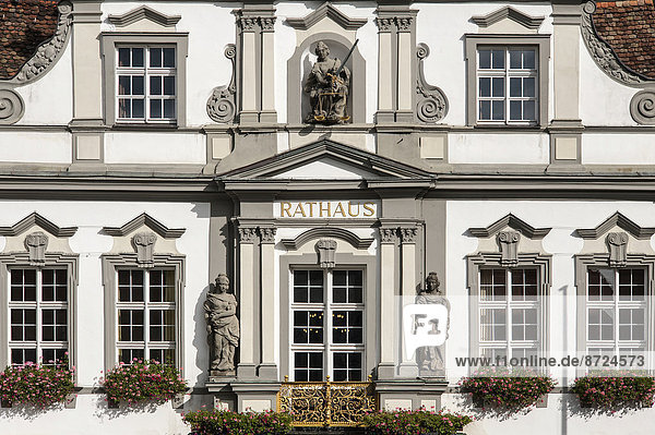Die barocke Rathausfassade von 1721  oben die Skulptur der Justitia  Wangen  Allgäu  Bayern  Deutschland.