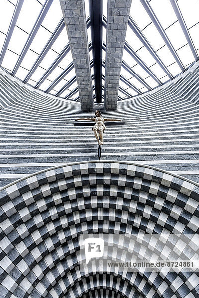 Architekt Kirche Design Kruzifix Granit modern Mogno Schweiz Innenaufnahme Kanton Tessin