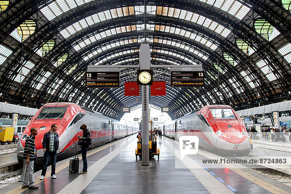 Halle im Hauptbahnhof  Stazione Centrale  mit Hochgeschwindigkeitszügen Freccia Rossa  Mailand  Lombardei  Italien
